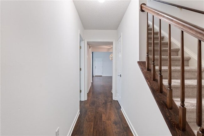 Building Photo - 1731 Twin Brooks Dr SE
