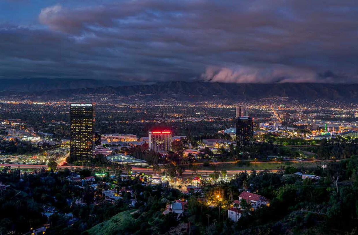Foto del edificio - Hollywood Hills, tree lined street, perfec...