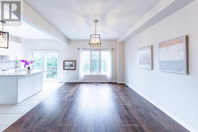 Building Photo - 374 Spring Blossom Crescent