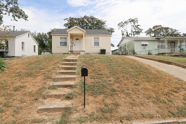 Building Photo - Newly remodeled 2 Bedroom 1 Bath
