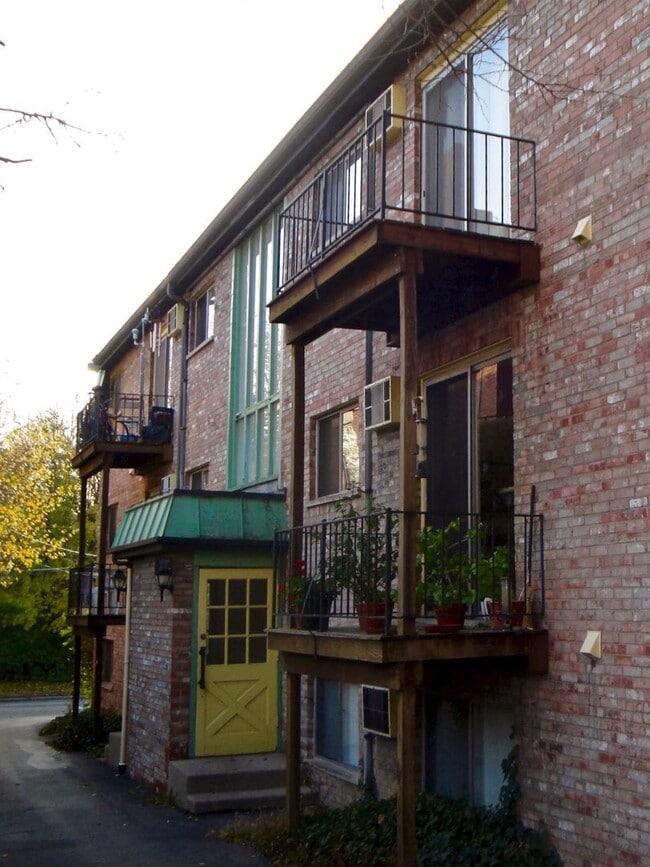 Building Photo - 440 Ludlow Ave