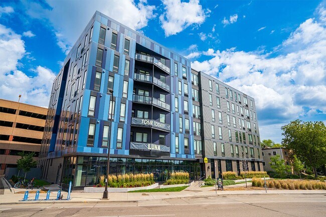 Foto del edificio - Luna Apartments