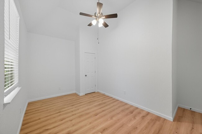 Building Photo - 728 S Elm St