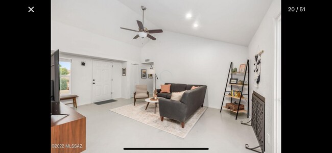 Building Photo - Gorgeous Remodeled Home w/Community Pool i...