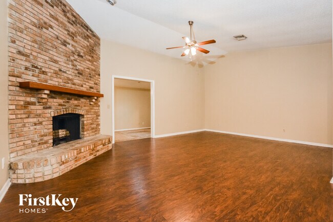 Foto del edificio - 520 Whispering Oak Ln