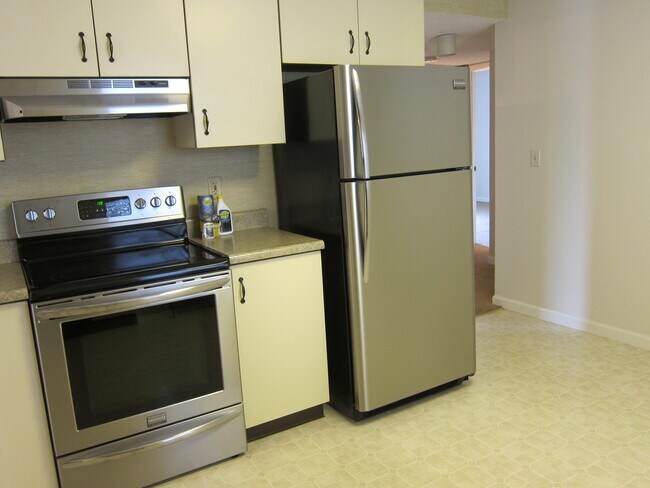Building Photo - 8937 Cardinal Ter