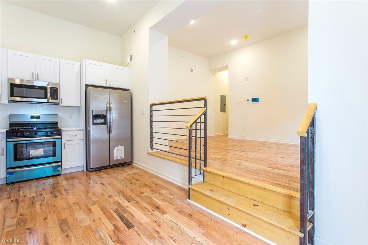 Primary Photo - 2 br, 1 bath 4plex - 640 N 32ND ST Unit R1