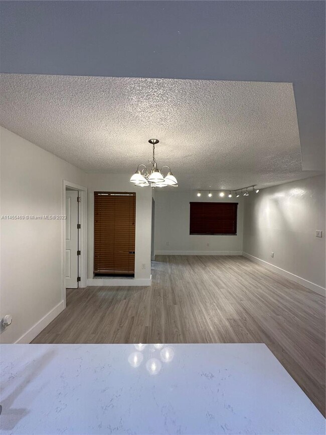 Foto del edificio - 10813 NW 7th St