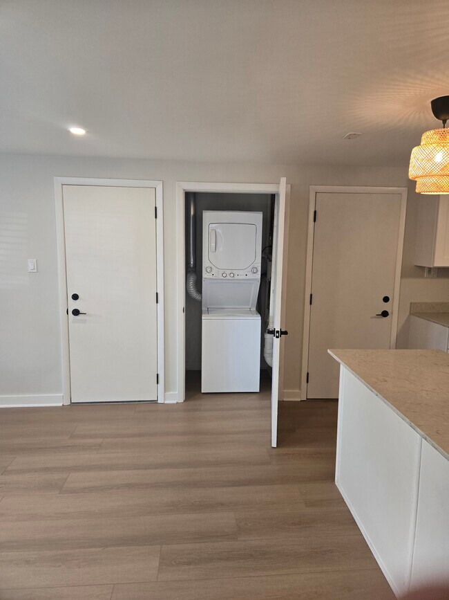 Lavadora secadora 1N - 143 Ann St