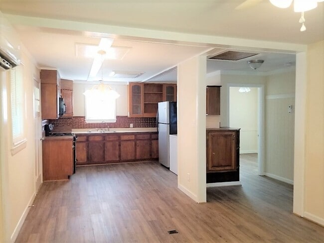 Building Photo - 142 Booker St