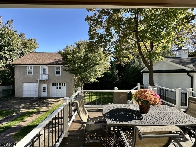 Foto del edificio - 12 Maple Ave