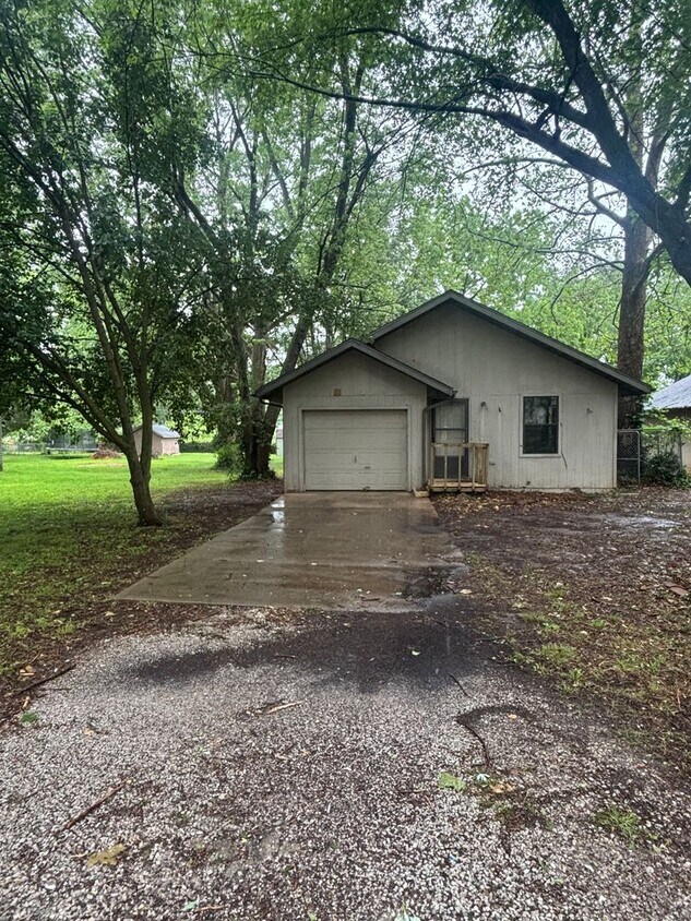 Foto principal - 2 bedroom 1 bathroom 1 car garage