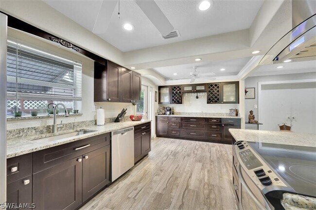 Building Photo - 1033 Dolphin Dr