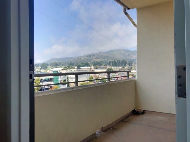 Building Photo - 1 Bed, 1 Bath Penthouse Level Condo w Park...