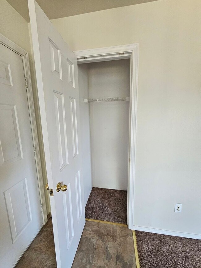Foto del edificio - 300 Indian Trail Ct