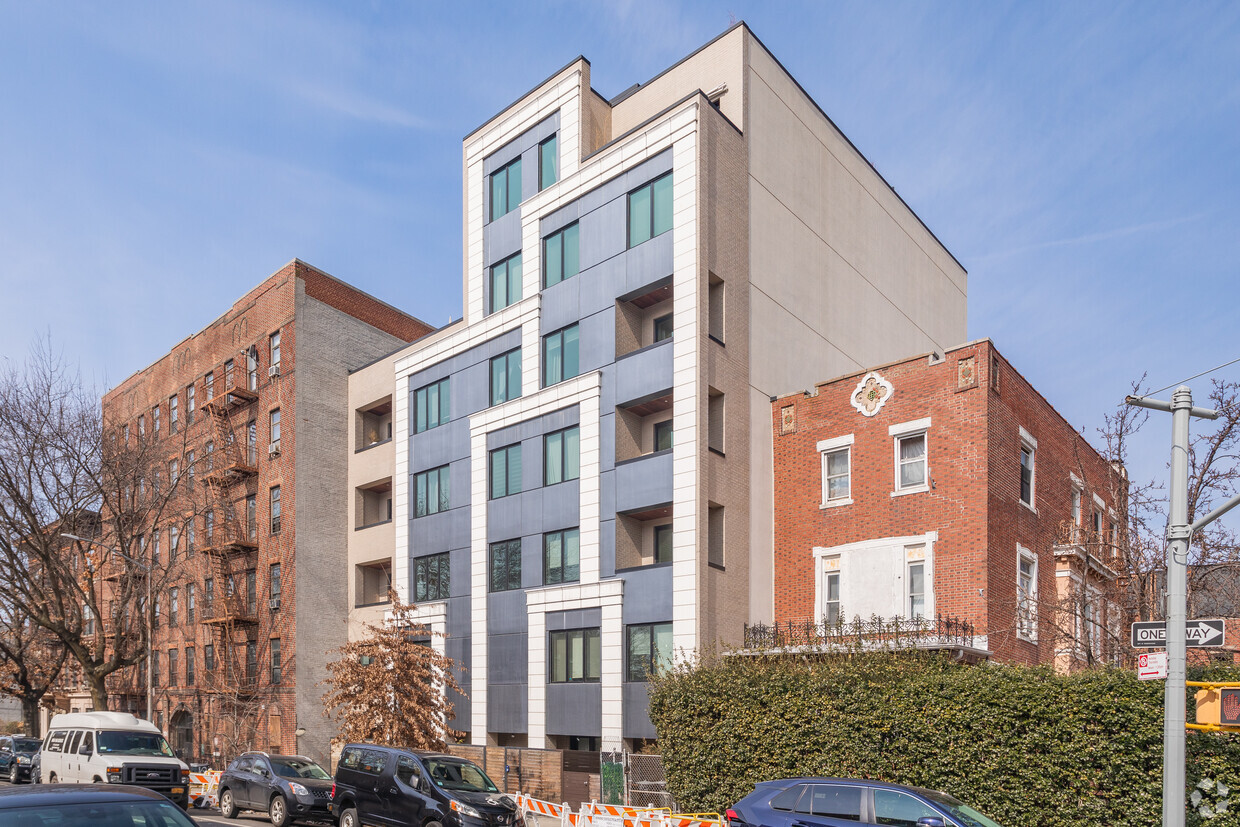 Foto principal - 707 Willoughby Ave