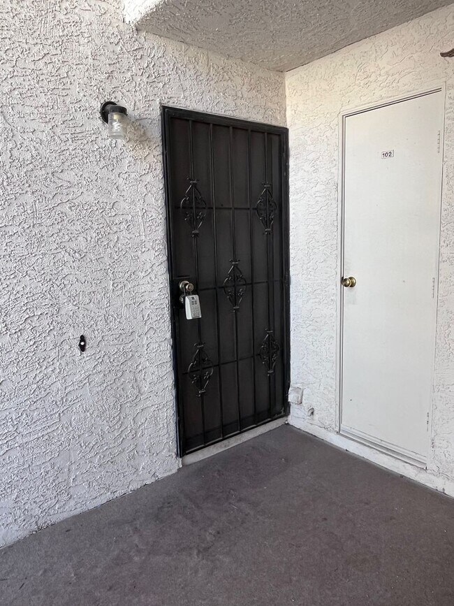 Foto del edificio - First Floor Condo - W. Tropicana Ave.