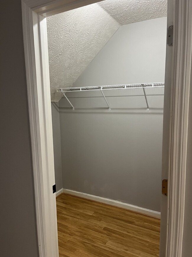 Building Photo - GREAT LEASE OPPORTUNITY! 3 BEDROOM 21/2 BA...