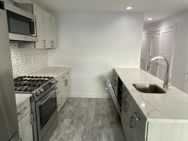 Building Photo - 355 5th St
