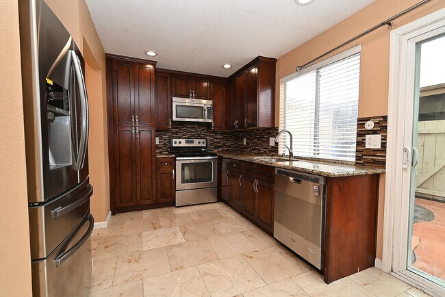 Building Photo - $2,990/ 3br - 1.5 bath - 1166sq ft2 - $2,9...