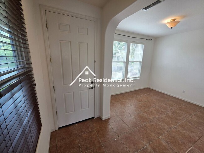Foto del edificio - Spacious 4bd/2ba Plumas Lake Home with 2 Car Garage!