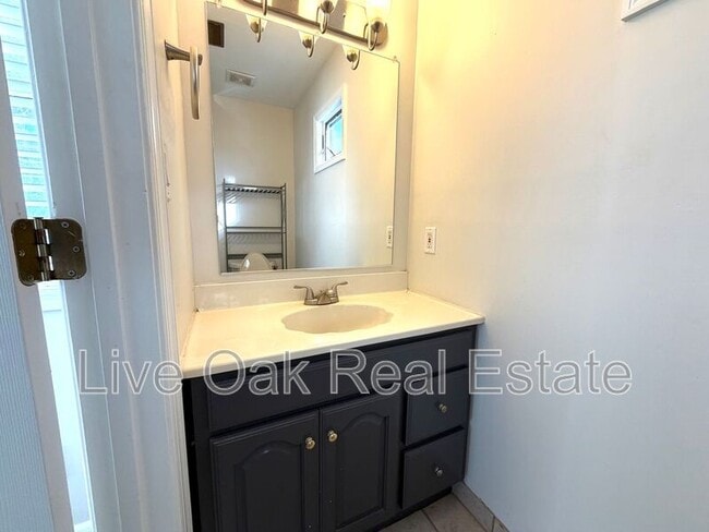 Building Photo - 4490 Lookout Rd