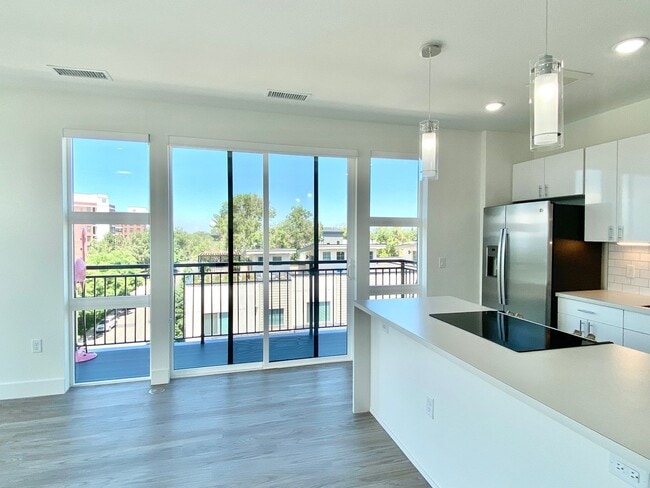 Building Photo - WOW!  Top Corner, 2 bed, 2 bath