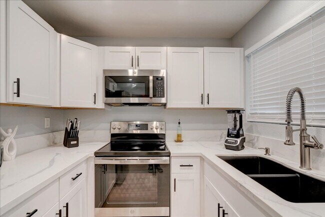 Building Photo - Gorgeous, Fully Remodeled 1 Bed - 1 Bath i...