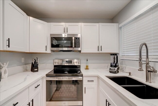 Foto del edificio - Gorgeous, Fully Remodeled 1 Bed - 1 Bath in Gated Community, Close to All!