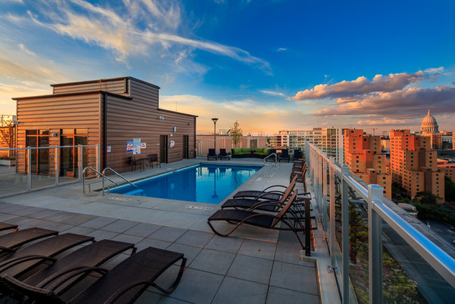 Rooftop Pool - Yugo Madison Lux