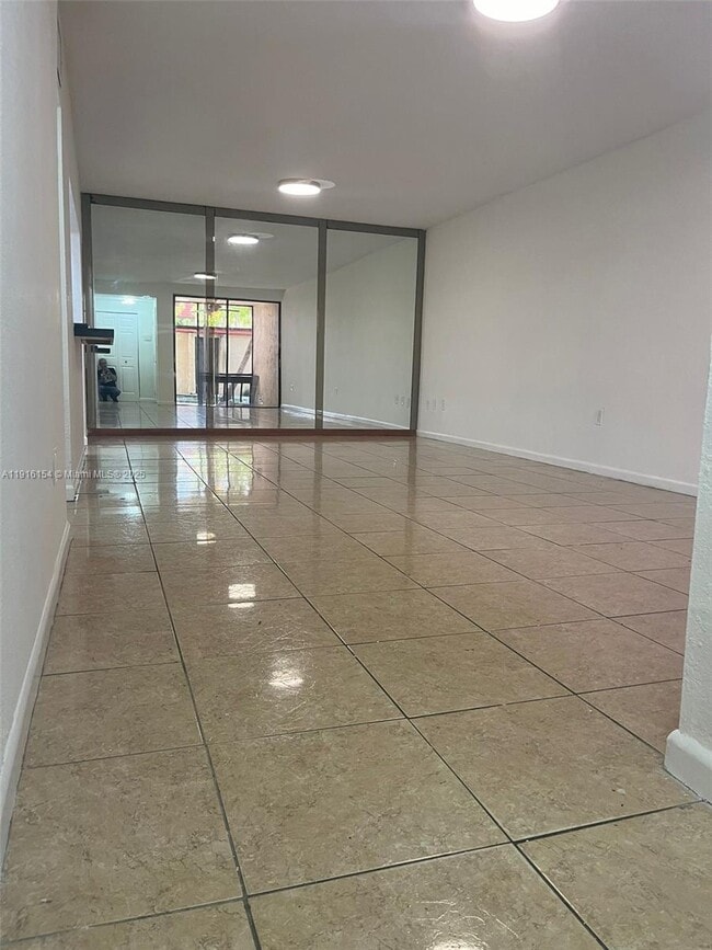 Foto del edificio - 800 NE 199th St