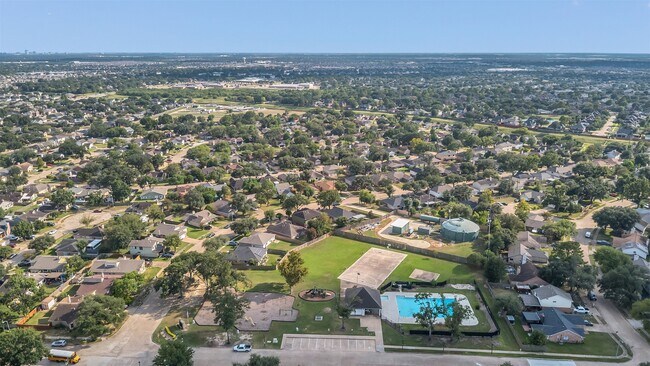 Foto del edificio - 6923 Creek Village Dr