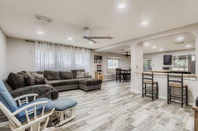 Building Photo - Stunning 3 bedroom home with Easy access t...