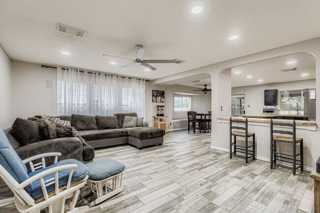 Foto del edificio - Stunning 3 bedroom home with Easy access t...