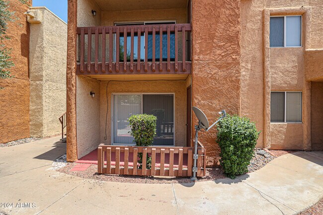 Building Photo - 2121 W Royal Palm Rd