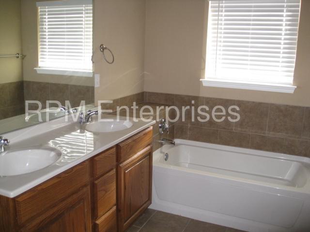 Building Photo - 608 Eastview Cir