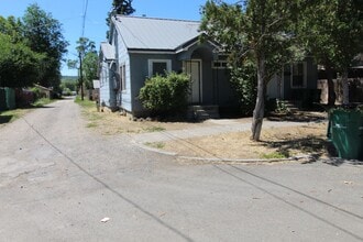 Building Photo - 814 Martin St