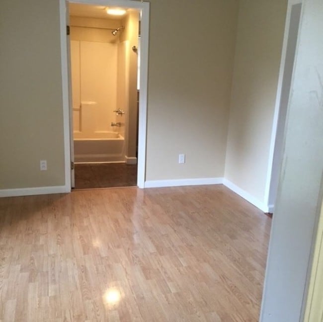 Building Photo - 2 Bedroom Bungalow!