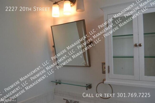 Building Photo - Fabulous Top Floor Corner unit located in ...