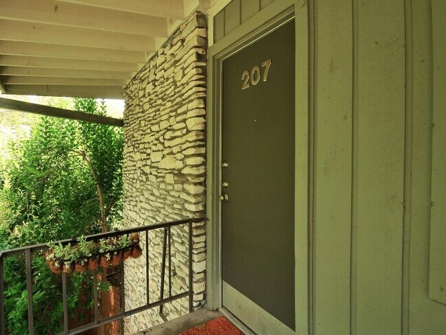 Foto del edificio - 2308 Enfield Rd