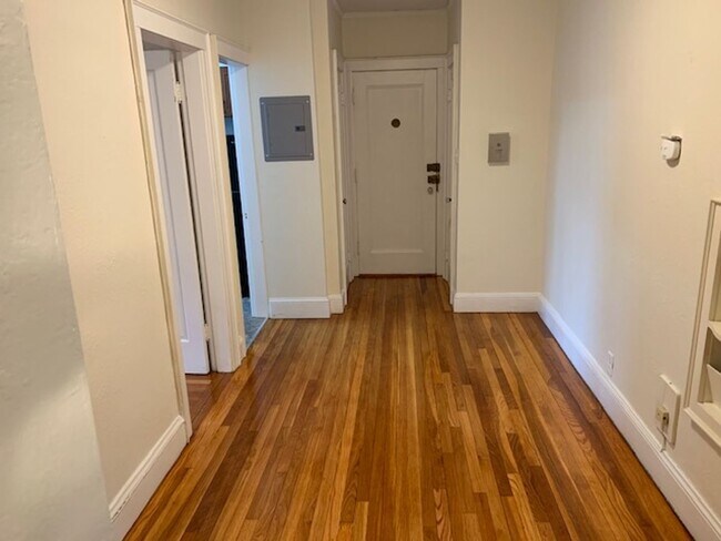 Foto del edificio - No Brokers Fee. No Security Deposit, Cleveland Circle Area, Hot Water Included, Elevator, Laundry...