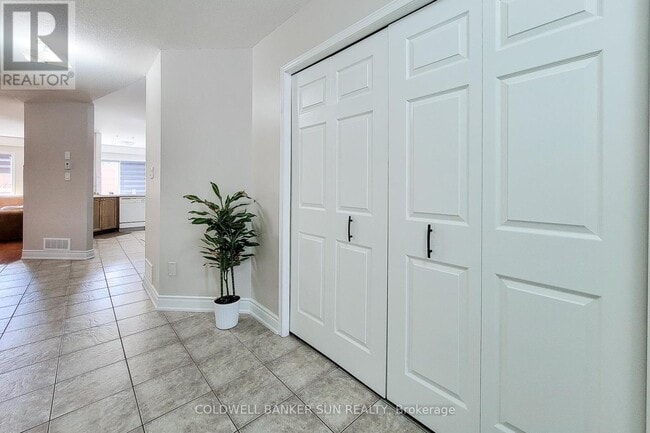 Building Photo - 112 Meadow Wood Crescent
