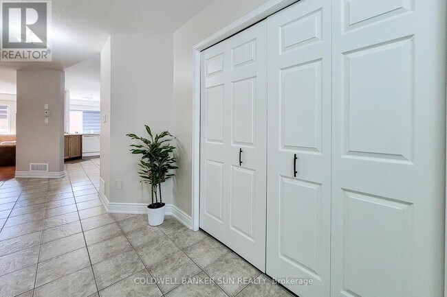 Photo du bâtiment - 112 Meadow Wood Crescent