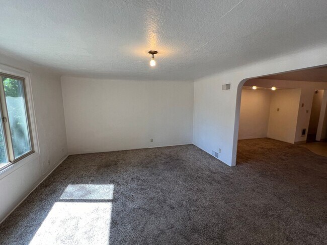 Building Photo - Spacious 1 Bedroom/ 1 Bath Duplex w/ Fence...