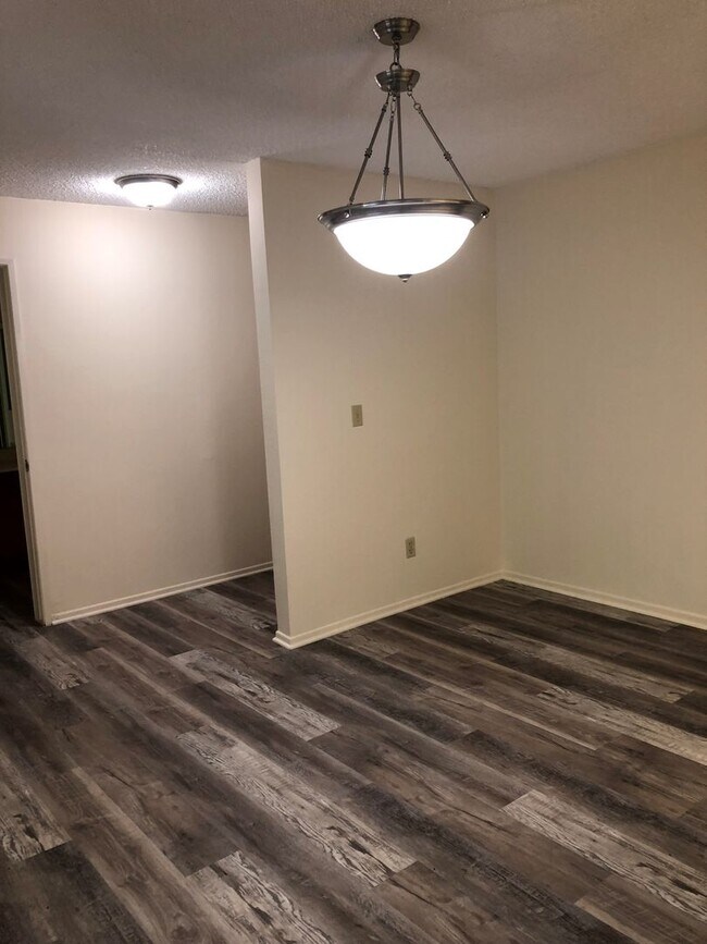 Foto del edificio - LOOK AND LEASE OFFER: $500.00 OFF 1st MONT...