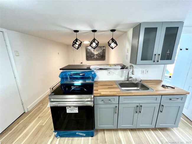 Building Photo - 546 Main St