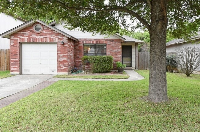 Great 2/2/1 near 1604 & I-35 - Great 2/2/1 near 1604 & I-35 House