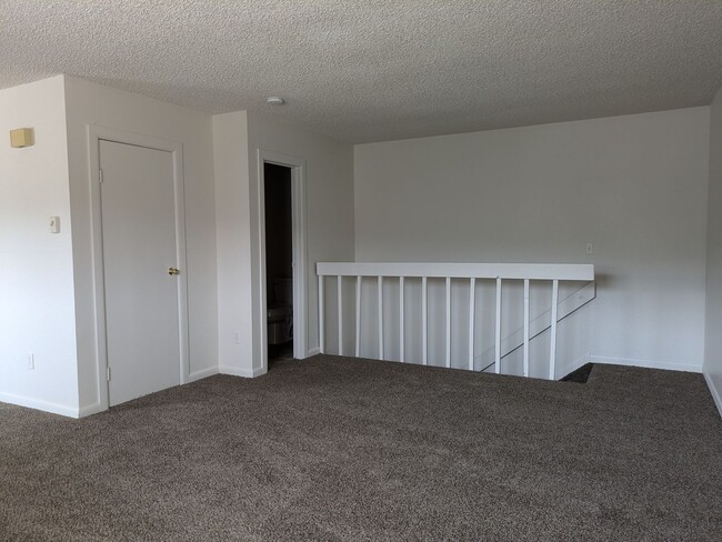 Building Photo - Darling Duplex!