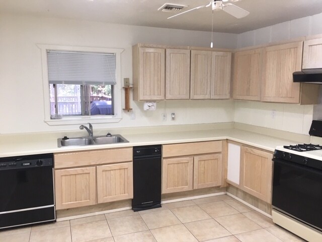 Kitchen - 3319 Lago Vista Dr
