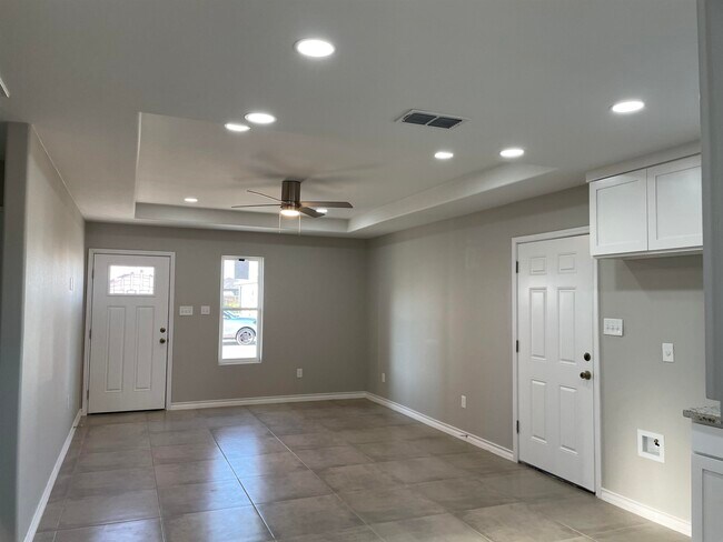 Building Photo - 709 Bluebeard Ct